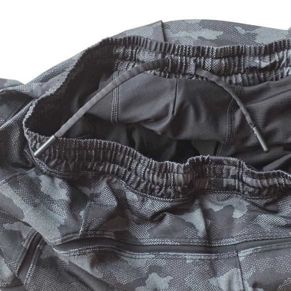 Lululemon Pace Breaker Lined Shorts 9" Size Small - Picture 6 of 6